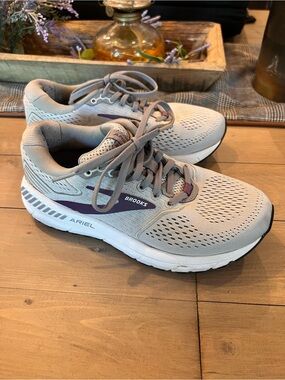 Brooks Ariel Women's Running Shoes in Light Gray with Purple Accents